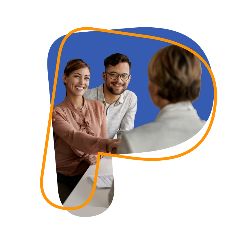 Canales atencion servicio cliente promotec Profesionales estrechando la mano en una reunión de negocios