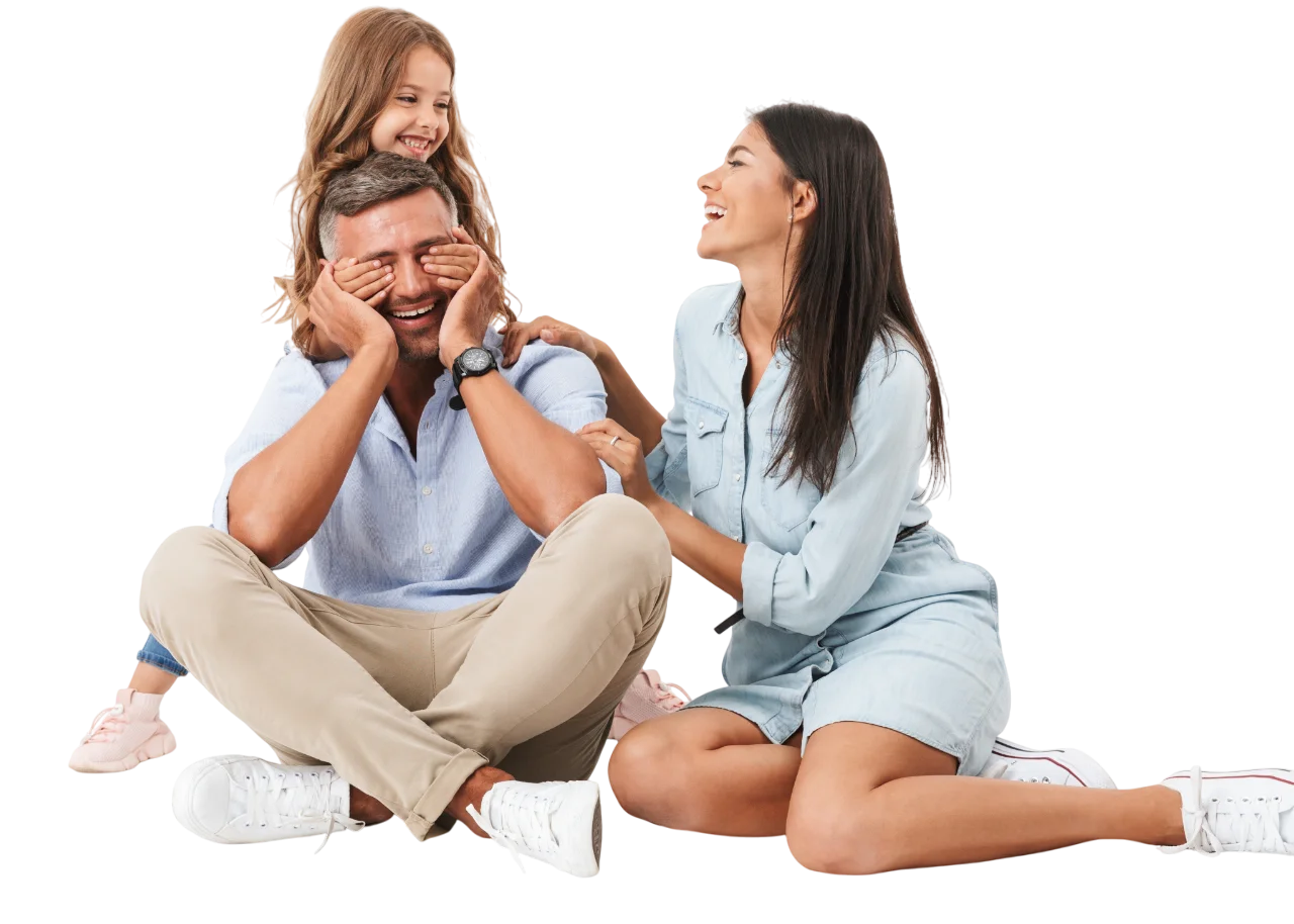 Familia de tres jugando con su hija tapando los ojos del padre